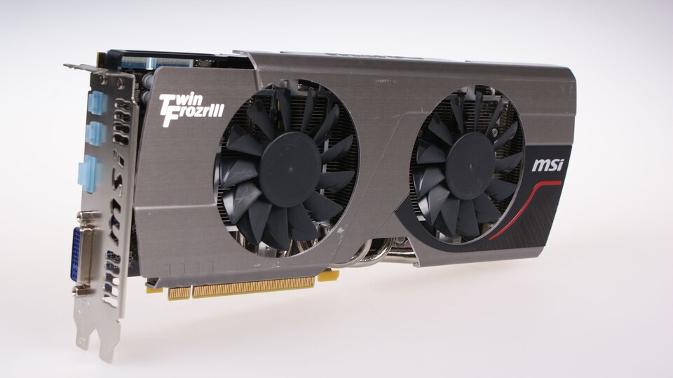 Doppellüfter und erhöhte Taktraten, die MSI Radeon HD 7950 Twin Frozr verspricht mehr Leistung bei leiserer und besserer Kühlung.