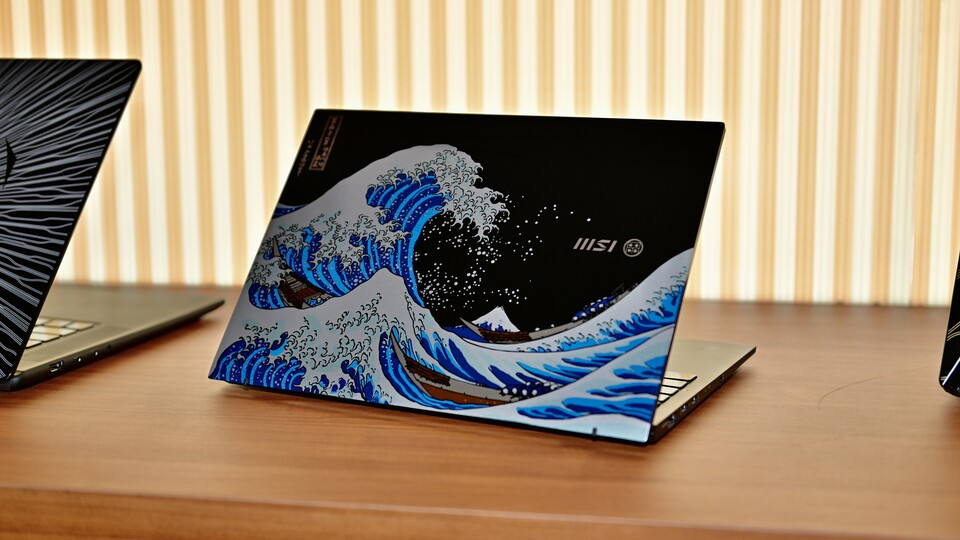 Die Rückseite ziert »die große Welle vor Kanagawa« von Katsushika Hokusai. (Bildquelle: MSI)