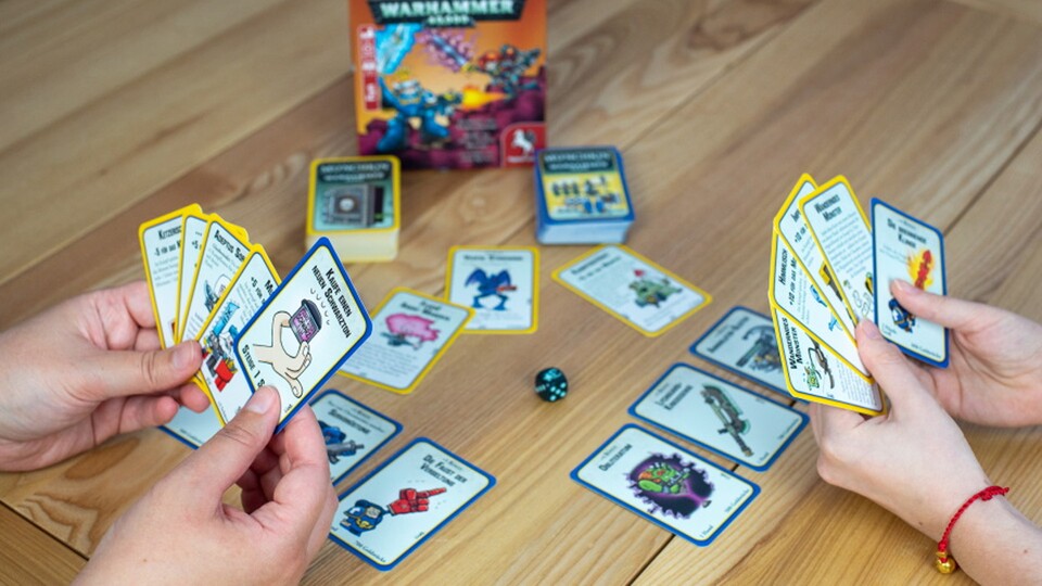 Im Bild ist zwar Munchkin: Warhammer abgebildet, aber das Spielprinzip ist das gleiche: Loot sammeln, Gegner klatschen und seine Mitspieler sabotieren.