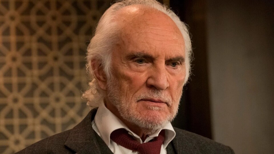 In Murder Mystery spielte Terence Stamp im Jahre 2019 die Rolle von Malcolm Quince. Bildquelle: Netflix