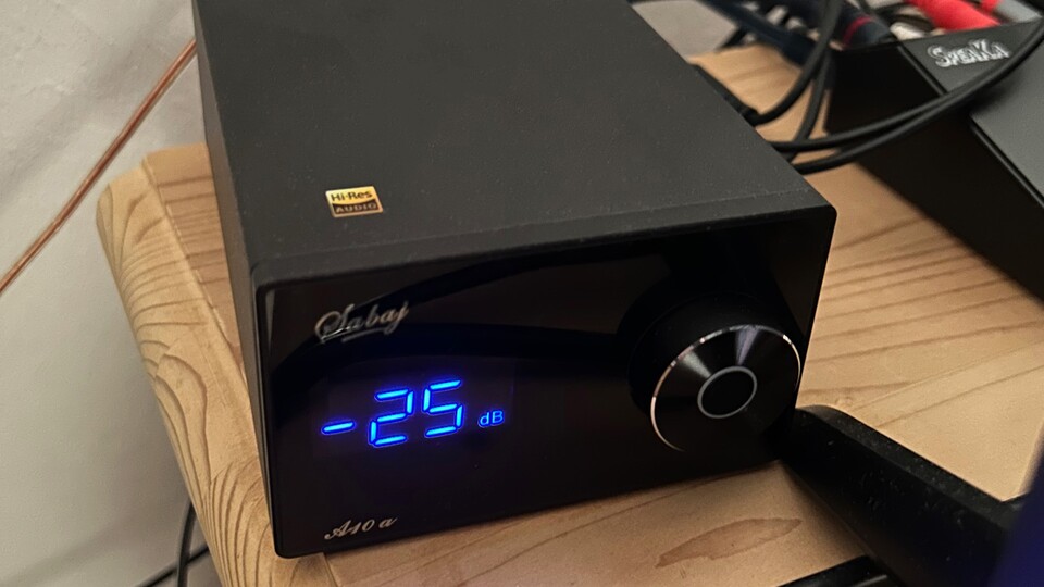 Der Sabaj A10a ist ein moderner, kleiner Vollverstärker mit großem Sound. Perfekt für meine passiven Pilot-Boxen. (Bild: Andrea M. GameStar Tech)