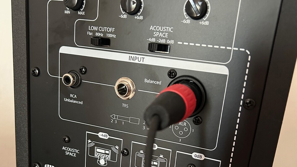 Auf der Rückseite der Presonus regelt ihr die Lautstärke und passt das Klangbild an. Sie bieten neben Cinch (RCA) mit 6,3-mm-Klinke (TRS) und XLR auch Anschlüsse für den professionellen Einsatz. Bei Kabellängen von wenigen Metern reicht Cinch jedoch meistens problemlos – es gibt damit keine hörbaren Störungen. Ich verwende hier zwar XLR, das geht am anderen Ende aber auch nur auf Cinch. (Bild: Andrea M. GameStar Tech)