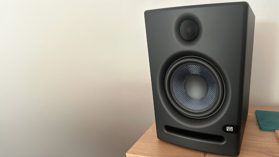Aktive Studiomonitore wie die Presonus Eris 5 werden eigentlich in kleinen Studios eingesetzt. Bei mir ergänzen sie mein HiFi-Setup perfekt. (Bild: Andrea M. GameStar Tech)