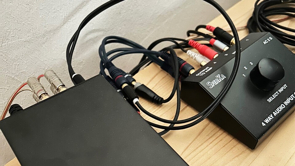 Um es weder kompliziert noch teuer zu machen, habe ich Pilots (über den Sabaj) und Presonus einfach über ein Paar Cinch-Splitter für wenige Euro verbunden. Daneben verwende ich einen günstigen Cinch-Verteiler, mit dem ich zwischen PC, Plattenspieler und Smartphone umschalte. (Bild: Andrea M. GameStar Tech)