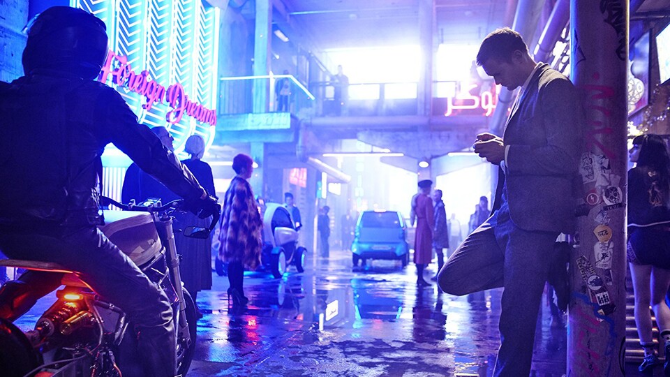 Der Cyberpunk-Thriller Mute von Regisseur Duncan Jones geht im Februar auf Netflix an den Start.