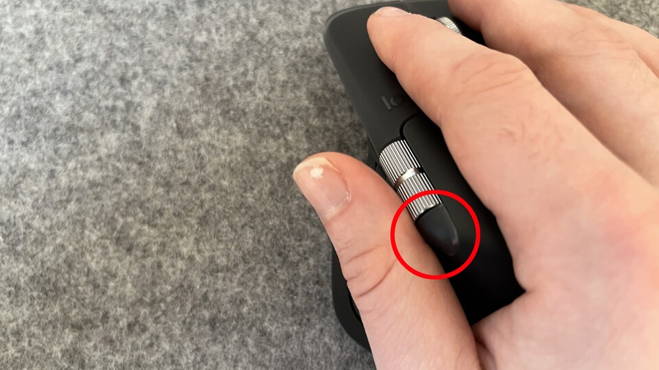 Mein Daumen bleibt an der Kunststoffecke hängen, statt über das Daumenrad zu gleiten.