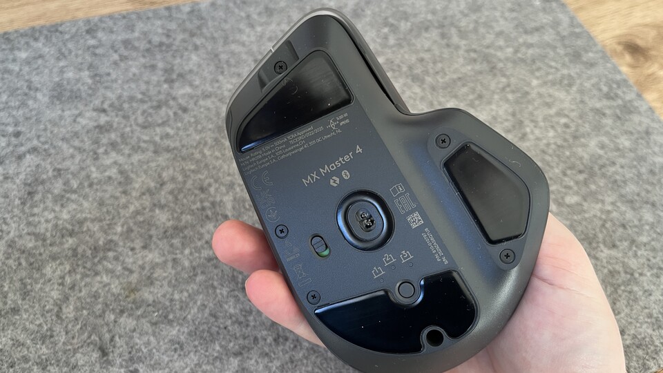 Dank der nun sichtbaren Schrauben an der Unterseite lässt sich die Master 4 leichter reparieren.