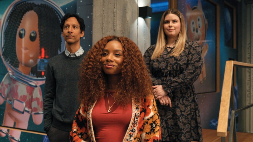 Mit an Bord ist der Schauspieler Danny Pudi, den viele von euch als Abed Nadir aus der Comedy-Serie Community kennen dürften. Bildquelle: Apple TV.