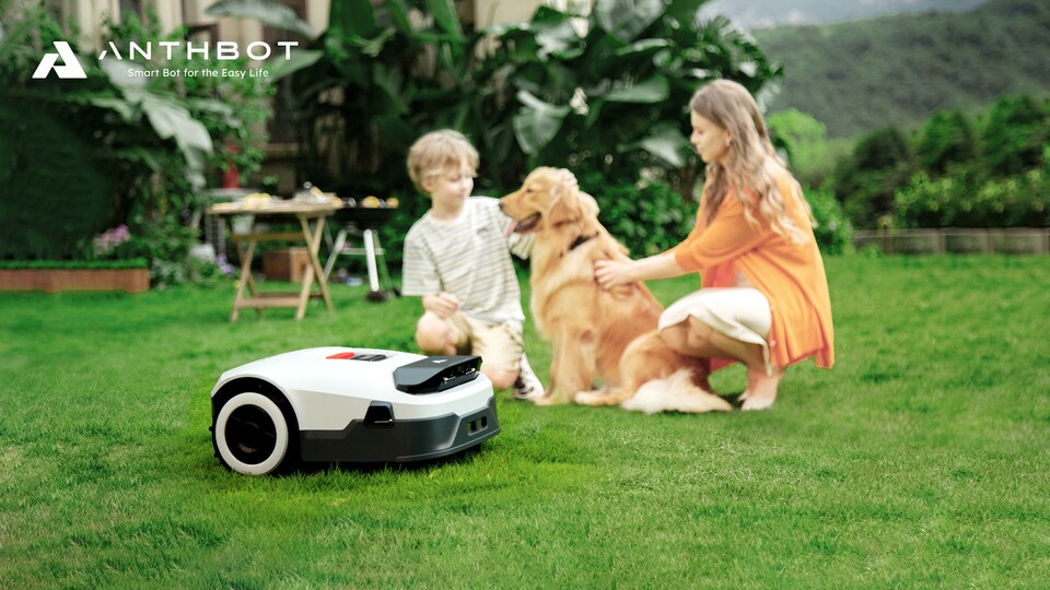Dank Kamera und Sensoren erkennt der Mähroboter Hindernisse - von Haustieren und Bäumen bis hin zum kleinen Igel.