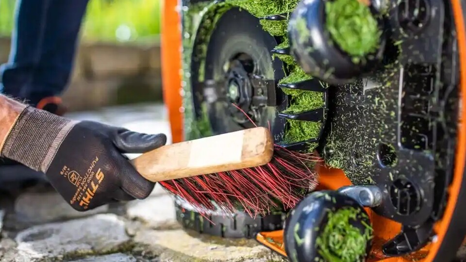 Unter der Haube: Ein Blick auf das Mähwerk zeigt, warum trockene Reinigung oft besser ist als der harte Wasserstrahl – Bildquelle: Segway Navimow