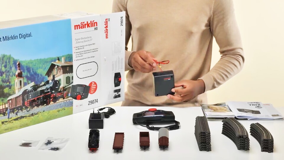 Alles, was man für eine Eisenbahn braucht: Die Märklin-Bahn kommt mit drei Güterwagons und mehreren H0-Schienen.