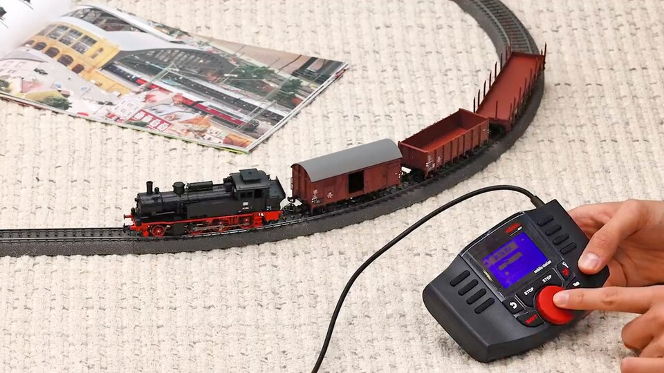 Ich mag Züge: Besonders, wenn sie pünktlich sind. Bei der Märklin-Bahn seid ihr bei Verspätungen aber selber Schuld.