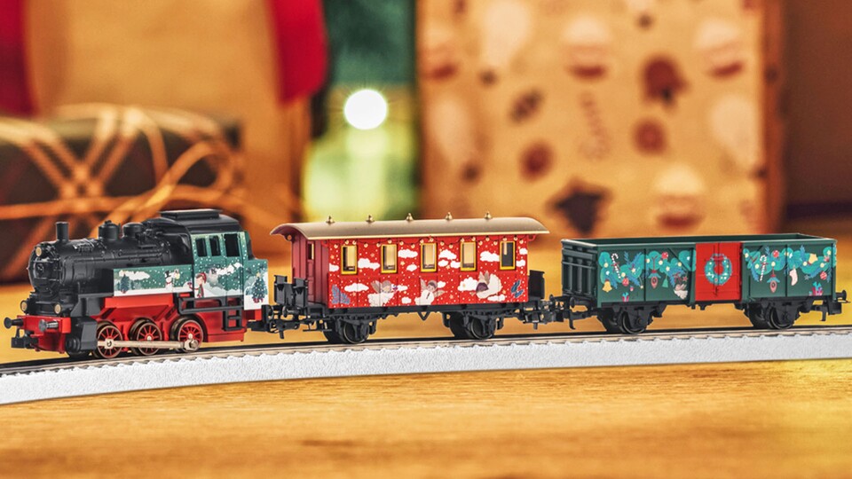 Lokomotive und Wagons sind allesamt festlich bemalt: Perfekt, um paar Runden um den Weihnachtsbaum zu fahren.