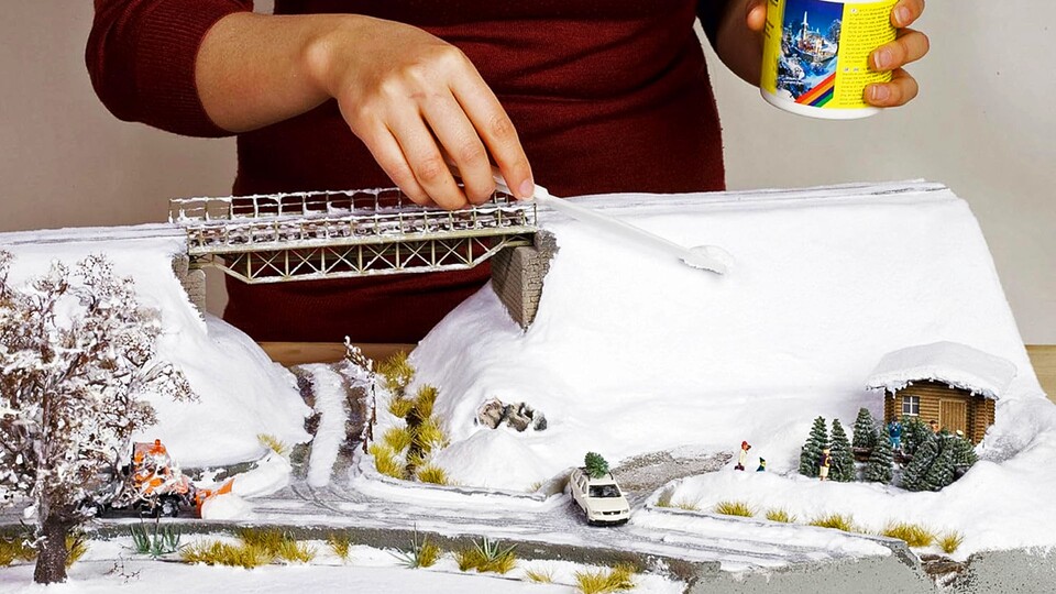 Die Marke NOCH liefert eine Vielzahl an Material zum Landschaftsbau für Modelleisenbahnen, wie zum Beispiel Schneepaste.