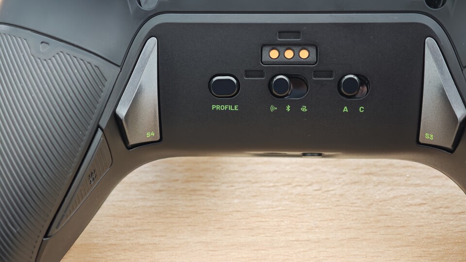 Die Profil-Taste des Nacon Revolution X Unlimited lässt sich viel zu leicht beim Spielen drücken. (Bildquelle: Duy Linh DinhGameStar Tech)