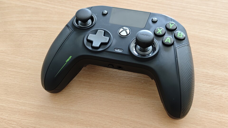 Dieser Controller hätte mein neuer Favorit werden können, aber die Tasten auf der Rückseite sind sehr unglücklich platziert und drücken sich fast schon, wenn man sie anpustet. (Bildquelle: Duy Linh DinhGameStar Tech)