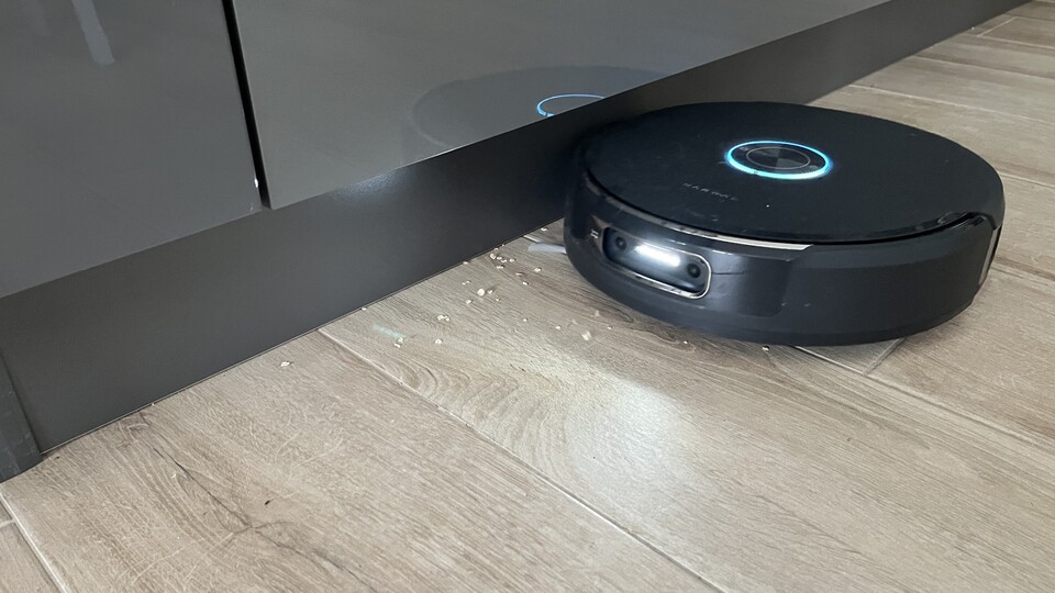 Die Reinigung an Kanten entlang ist solide, die Seitenbürste schleudert die Krümel aber teils herum – und der Flow 2 saugt sie nicht auf.