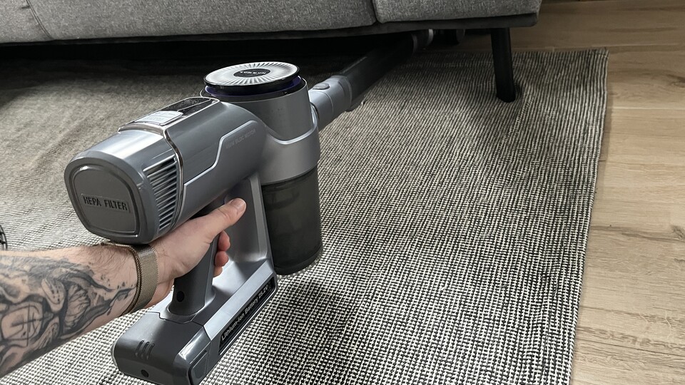 Ohne Knickgelenk: Um unter Möbel zu saugen, müsst ihr euch bücken.