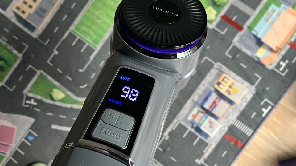 Stufe und Akkulaufzeit lassen sich am FDisplay ablesen. Die Stufe wechselt ihr über die Bedienfelder.