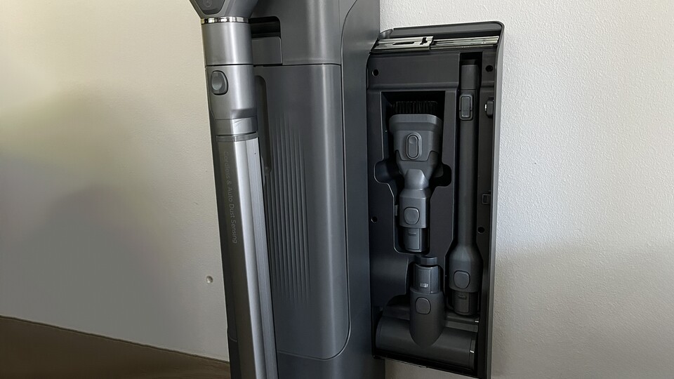 Schön aufgeräumt: Das Zubehör wird in die Station gesteckt.