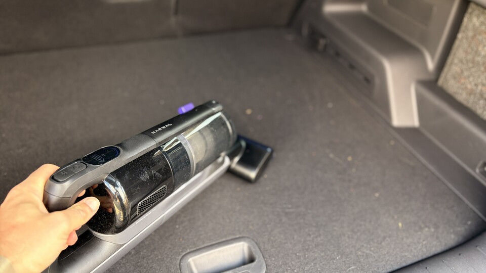 Vor allem beim Saugen des Autos schätze ich das geringe Gewicht des V50 Cube.