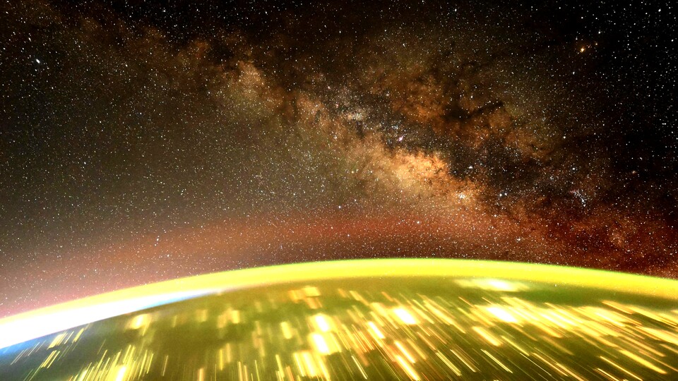 »Die Milchstraße aus dem Blickwinkel der ISS, mit den Sternen als Punkten, der aufgehenden Sonne und den Städten als gelben Streifen darunter.
Aufgenommen mit Nikon Z9, Sigma 14mm f1.4 Objektiv, 15 Sekunden, f1.4, ISO 6400, mit selbstgebautem Orbital-Sidereal-Drive zum Ausgleich der Orbital-Pitch-Rate (4 Gradmin).«