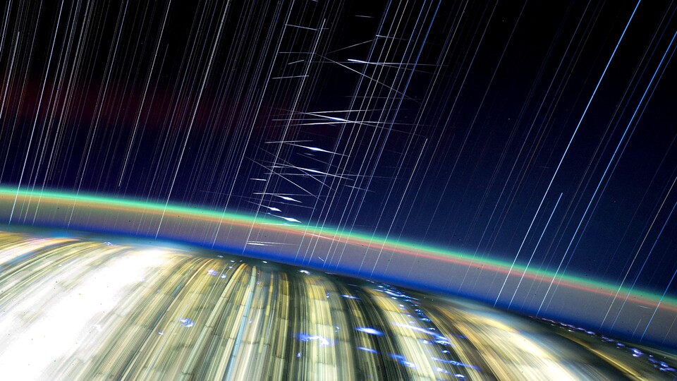 »Starlink-Konstellationen sind die häufigsten Satelliten, die wir von der Raumstation aus beobachten können. Sie erscheinen als deutliche und zahlreiche Streifen im Orbit in meinen Sternspuraufnahmen.«