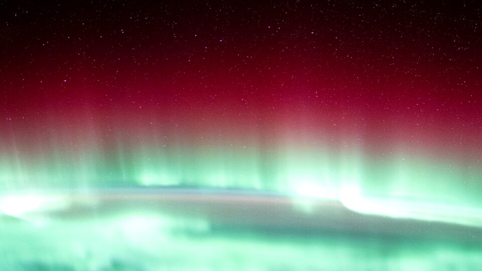 »Die Farbe der Erde trifft auf die Schwärze des Weltraums. Sterne über grünen und roten Polarlichtern, gesehen als Fixpunkte dank meines selbstgebauten Orbital Sidereal Drives.«