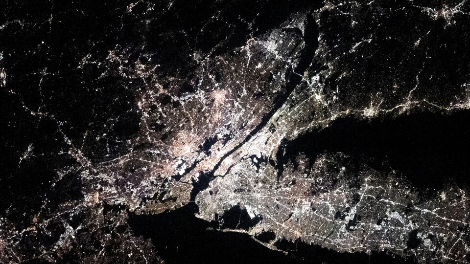 »New York City und Long Island bei Nacht.
Aufgenommen mit Nikon Z9, 200mm f2, 1320 sec, ISO 25600.«