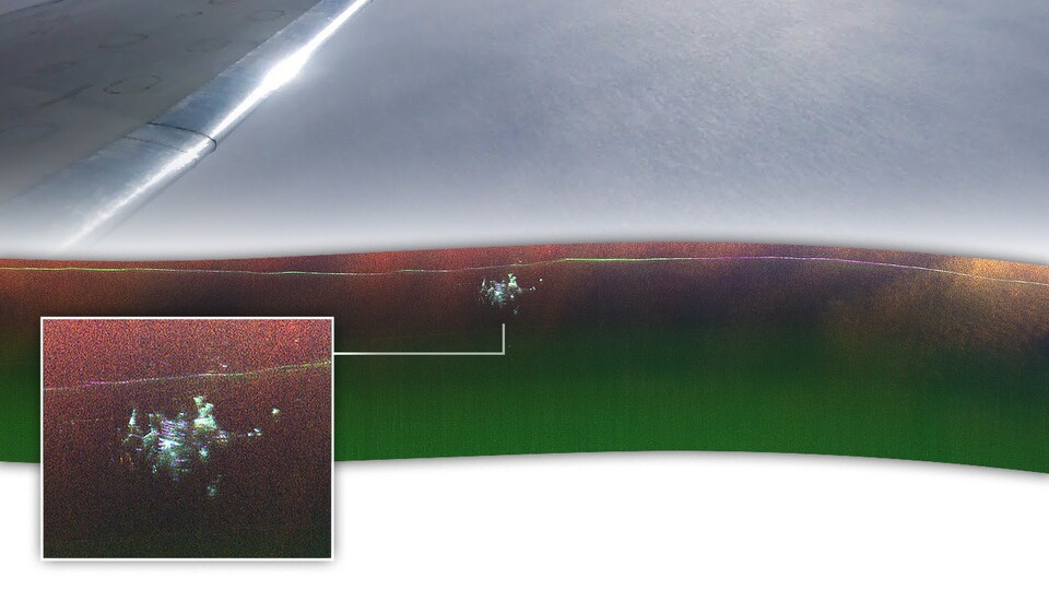 Das ist die UAVSAR-Aufnahme der NASA, die Camp Century zeigt. Bei der dünnen grünen Linie darüber handelt es sich um das Eisbett, das sich eigentlich weit unterhalb der Basis befindet. Durch Radarreflexionen wird auf dem Bild an scheinbar falscher Stelle ein Teil davon sichtbar, der tatsächlich weit entfernt von der Basis liegt. (Bild: earthobservatory.nasa.gov Chad Greene)