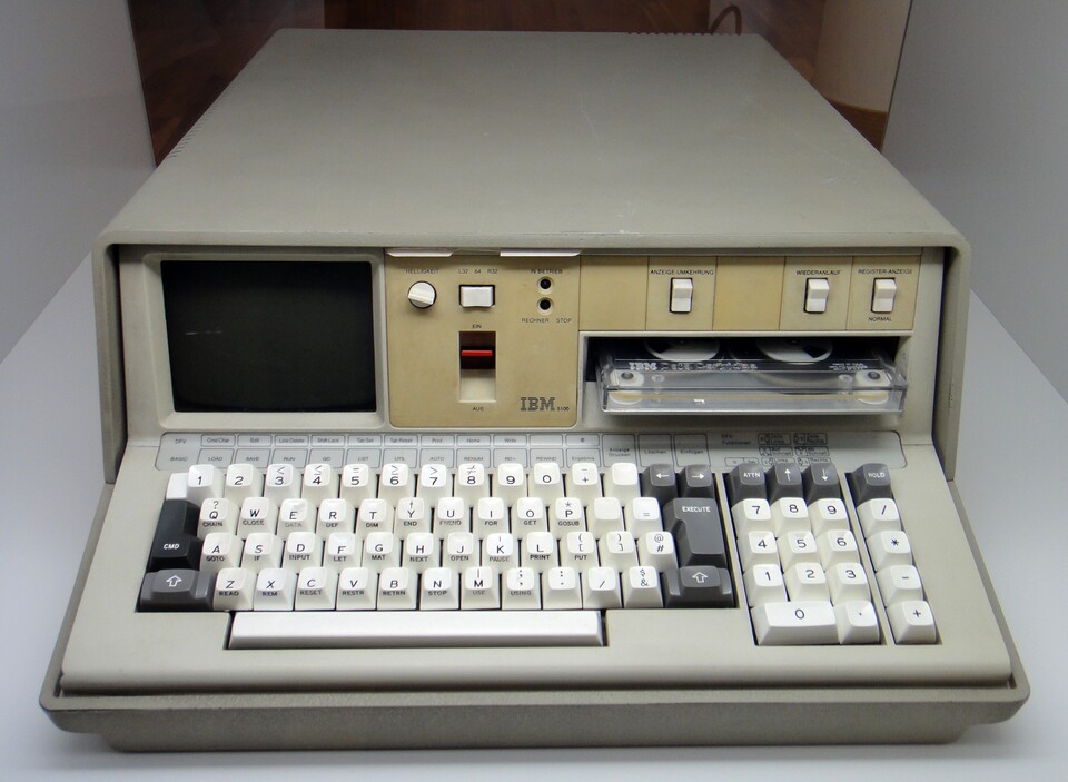Der IBM 5100 hatte einen 5-Zoll-CRT-Monitor, ein Bandlaufwerk und wog 25 kg. (Quelle: Wikipedia)