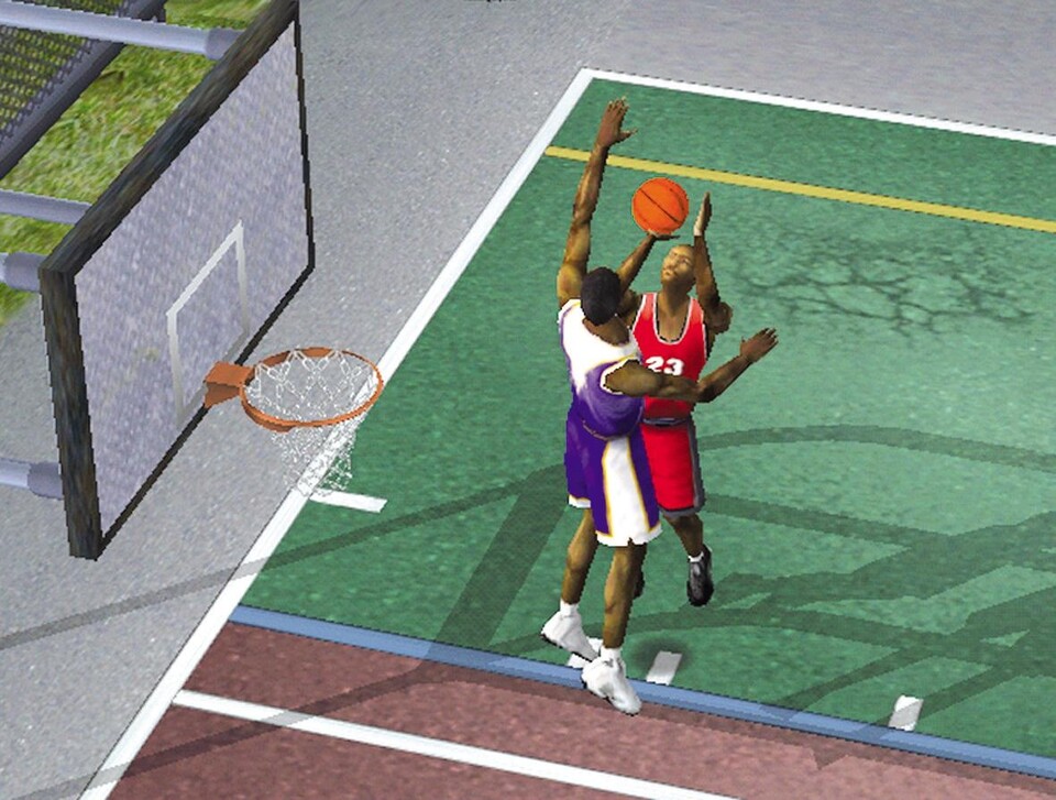Die Basketball-Legenden Michael Jordan und Magic Johnson treffen sich auf einem Hinterhof-Spielfeld zum Duell Mann gegen Mann.