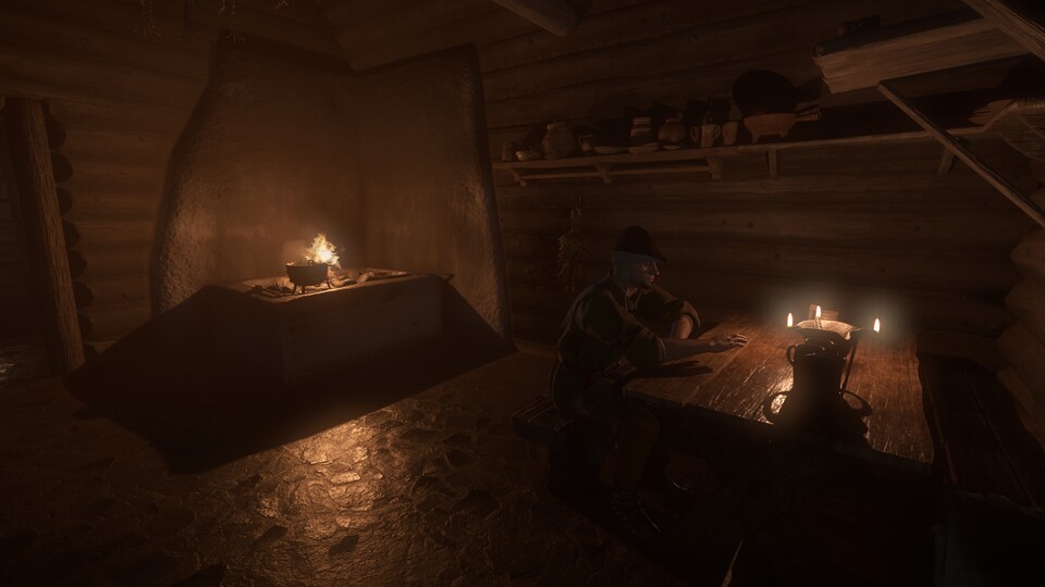 Thomlin befindet sich entweder vor seiner Hütte oder sitzt drinnen am Tisch.