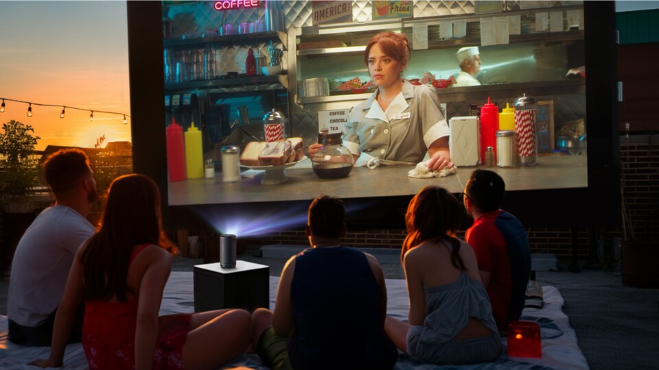 Egal ob draußen oder drinnen: Der Nebula Capsule 3 Laser bringt euch die Magie des Kinos überall hin.