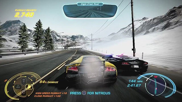 Eine Cockpit-Ansicht gibt es in Need for Speed: Hot Pursuit nicht. Sie können nur zwischen Verfolgerkamera, Motorhauben- und Stoßstangen-Ansicht wechseln.