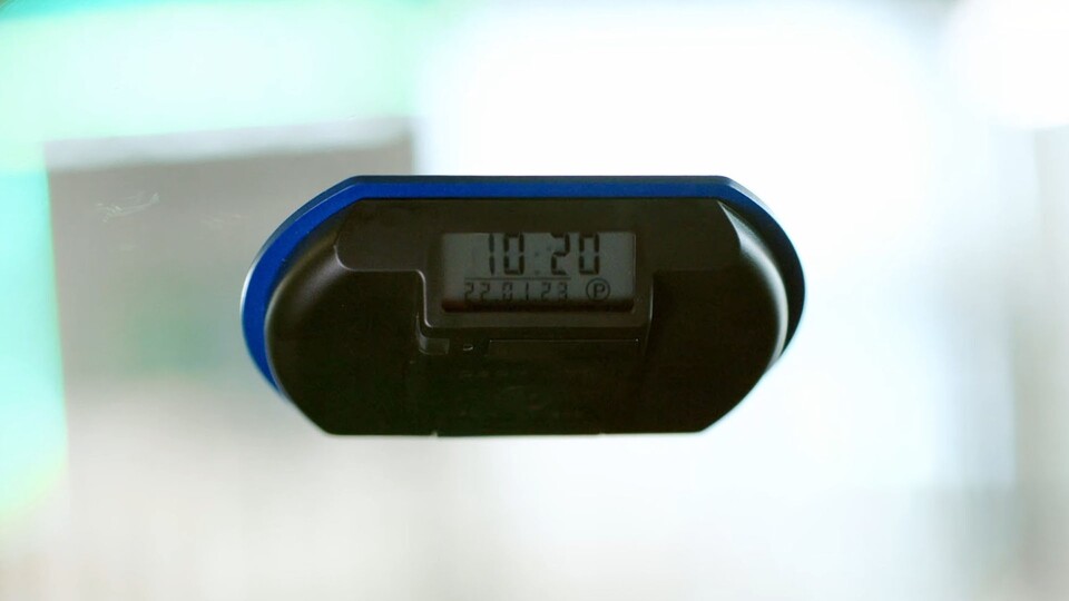 Auf der Rückseite der Parkuhr könnt ihr selbst von innerhalb des Fahrzeugs sehen, was draußen gerade angezeigt wird.