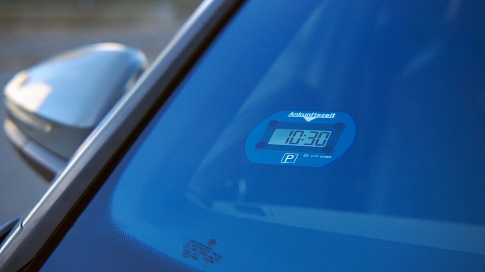 Die Parkscheibe verfügt über vier Klebepads, mit denen ihr sie ganz einfach an der Windschutzscheibe montieren könnt.