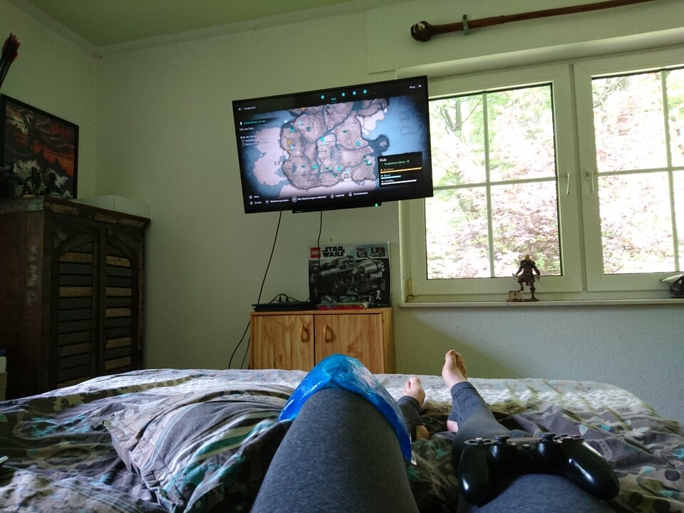 Als sich vor einigen Jahren erstmals eine alte Knieverletzung vom Bouldern bemerkbar machte (ich behaupte ja immer, ich hätte einen Pfeil ins Knie bekommen, aber in Wirklichkeit war es ein kleiner Unfall beim Klettern), war ich sehr glücklich über meinen TV und die PS im Schlafzimmer. Damals konnte ich den Fernseher noch per Wandschwenkarm anbringen. (Bildquelle: Nele WobkerGameStar Tech)