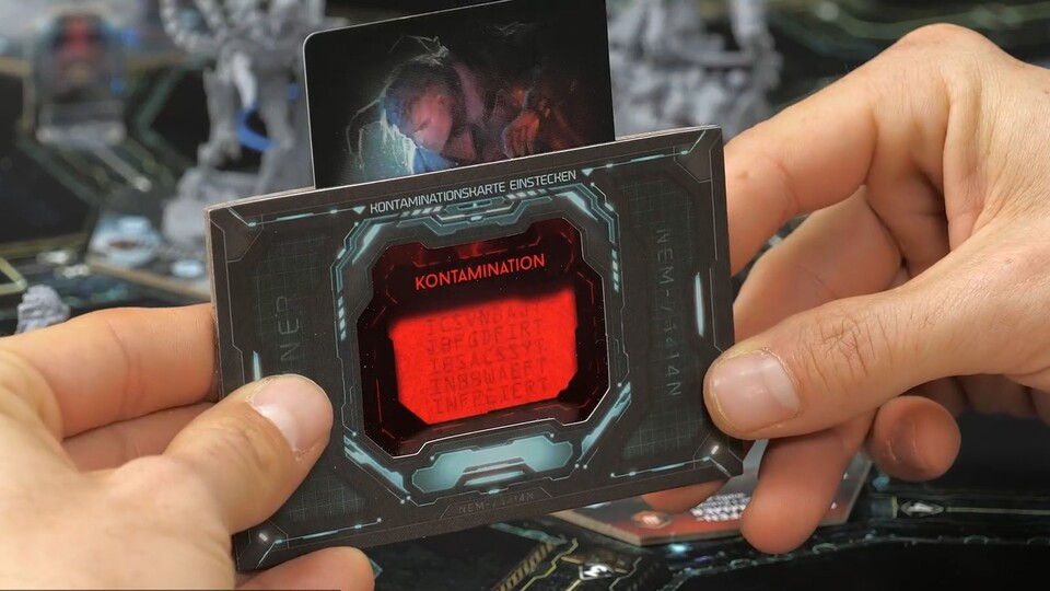 Selbst Scanner mit roter Decodier-Folie kommen zum Einsatz, um zu erkennen, ob ihr euch mit Alien-Sporen verunreinigt habt.