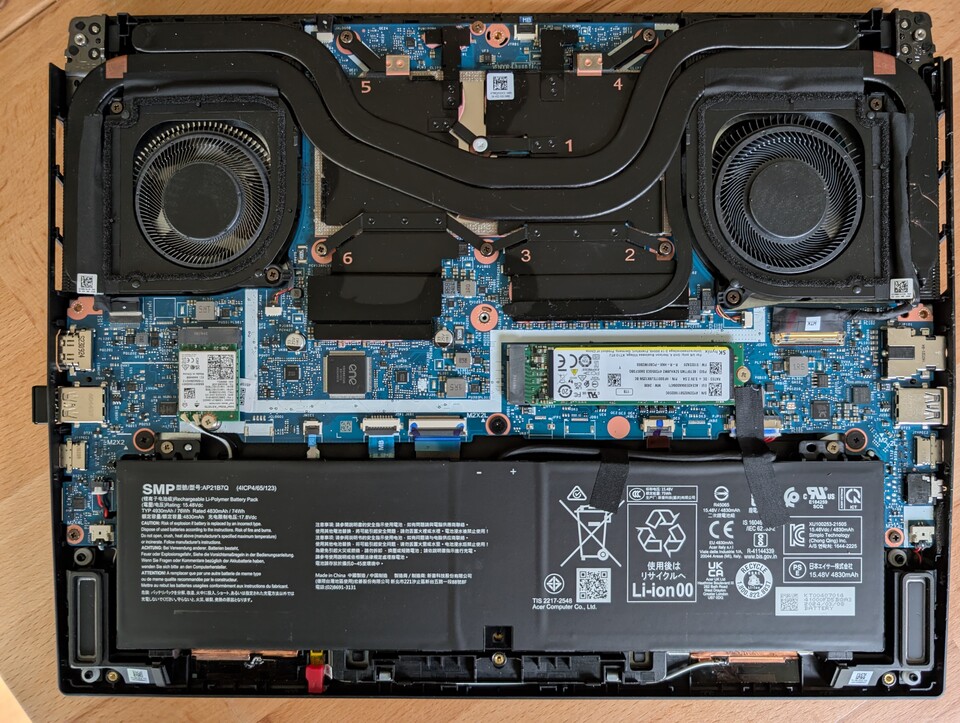 So wie beim Acer Helios Neo 14 sieht das typische Kühlsystem eines Notebooks aus.