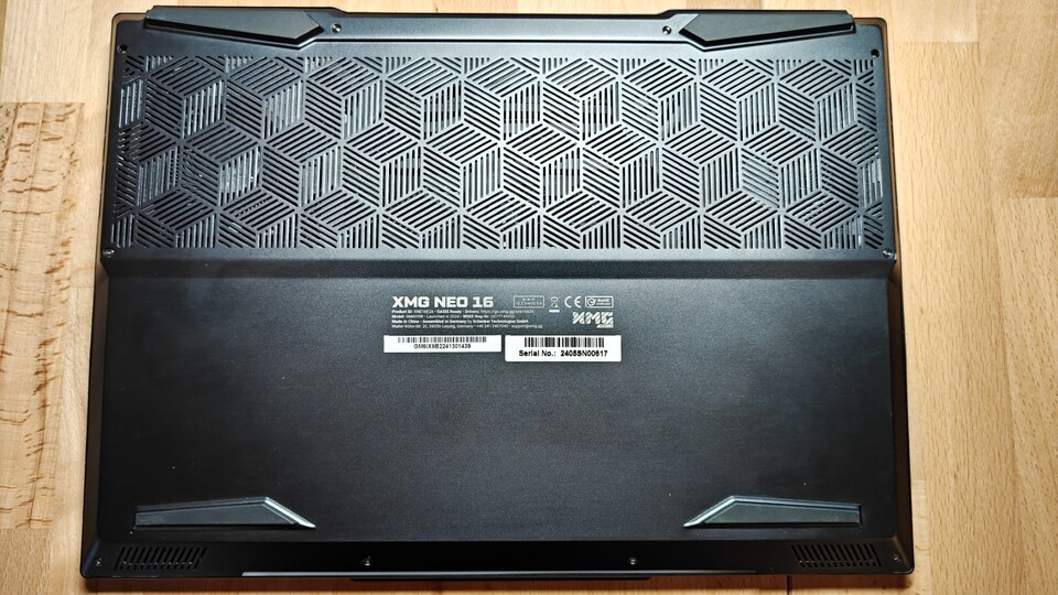 Der hintere Teil der Bodenwanne ist mit einem großzügigen Lüftungsgitter versehen.