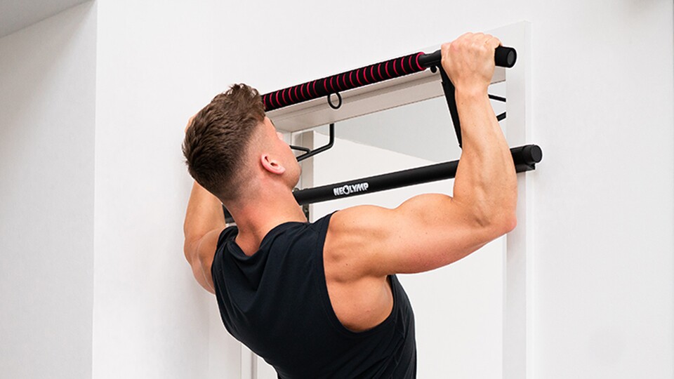 Die Neolymp Klimmzugstange lässt sich ganz einfach an eurem Türrahmen befestigen - und wieder entfernen!