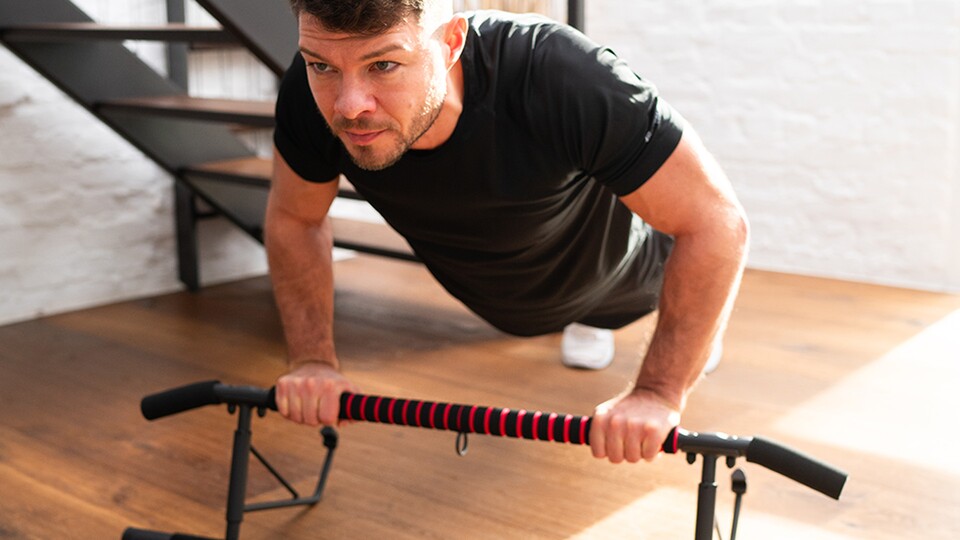 Nicht nur Pull-Bewegungen sind mit der Klimmzugstange möglich - auch Liegestützen und andere Trainingsformen sind mit ihr kein Problem!