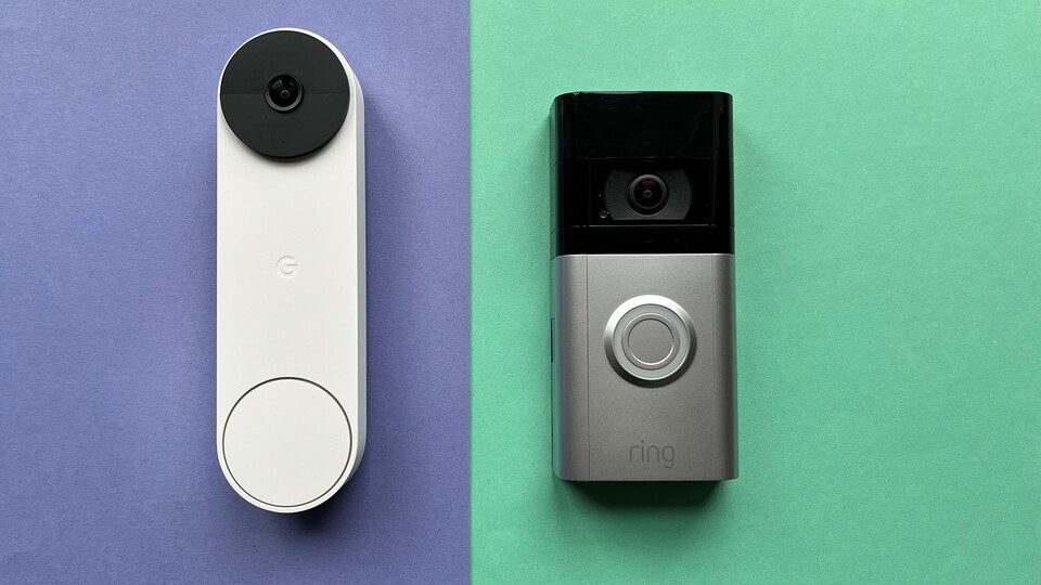 Die Nest Doorbell (links) ist etwas größer, dafür aber schlanker als Amazons Ring 4 (rechts)