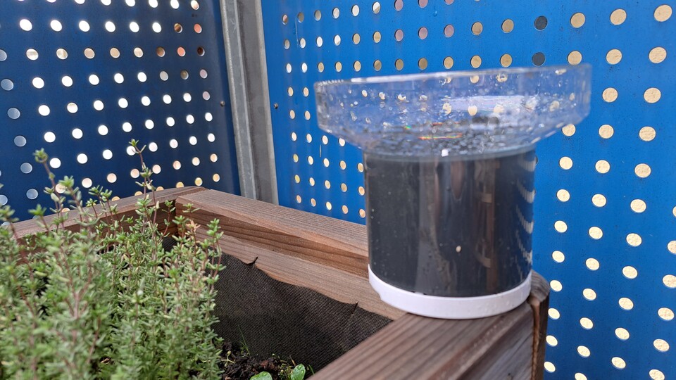 Der optionale Regenmesser im Einsatz.