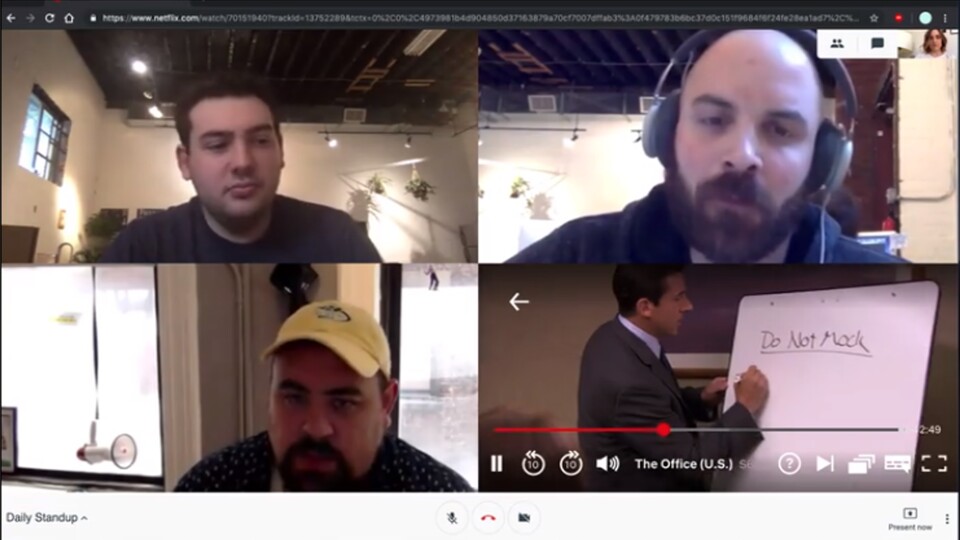 Netflix Hangouts sieht aus wie ein Business-Call, unten rechts in der Ecke läuft aber The Office.