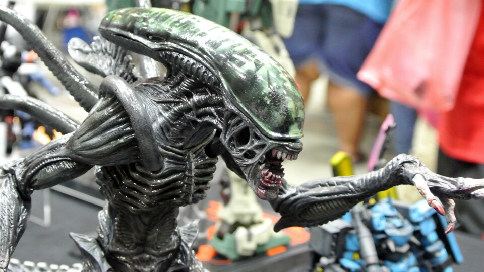 Ausgedacht hat sich das Alien übrigens der Schweizer Künstler HR Giger. Das HR steht für Hans Rudolf. (Bild-Quelle: Aisyaqilumar über Adobe Stock)
