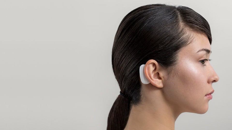 Nur ein kleiner Sender hinterm Ohr soll vom Hirn-Computer-Interface Neuralink sichtbar sein. (Bild: Neuralink)