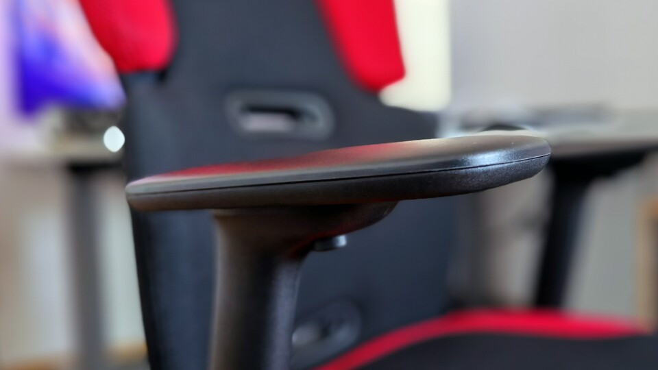 Vor, zurück, links, rechts, rauf, runter: Das gehört zum Standard bei Armlehnen, wenn es um Gaming-Chairs geht. (Bild: Maxe S., GameStar)