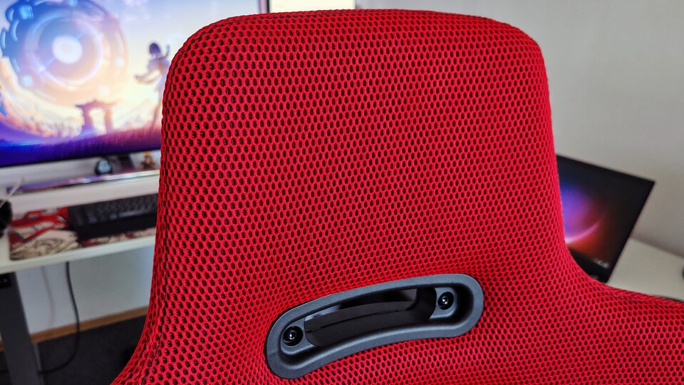Das Mesh am oberen Rand der Lehne sieht schnieke aus, hat aber keine weitere Bewandtnis (wenn ihr nicht ein extrem hohes und breites Kreuz habt). (Bild: Maxe S., GameStar)